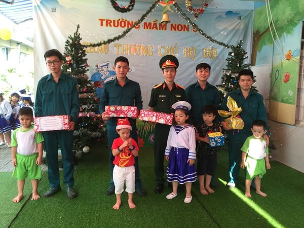 CÁC BÉ TẶNG QUÀ CHÚ BỘ ĐỘI (1).JPG